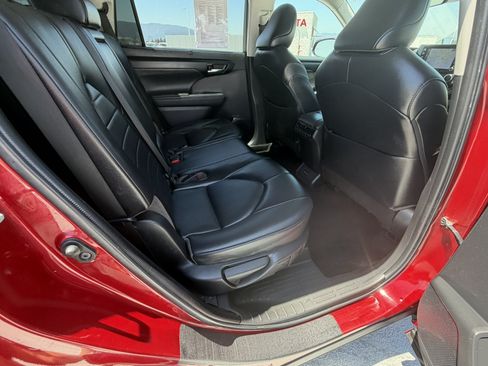 Used 2022 Toyota Highlander XLE FWD image 19