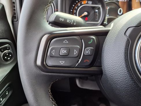 Used 2025 Jeep Wrangler Unlimited Rubicon AWD/4WD image 13