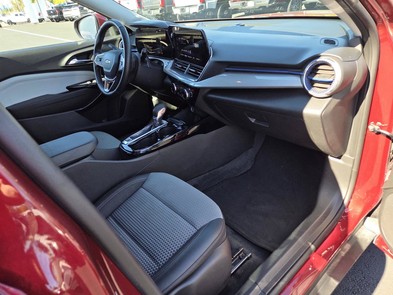 Used 2025 Chevrolet Trax LT w/ LT Convenience Package FWD image 21