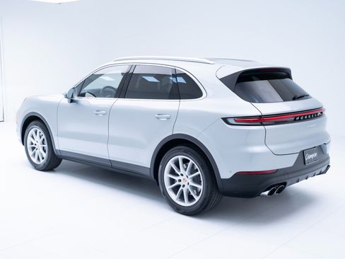 Certified 2025 Porsche Cayenne image 3