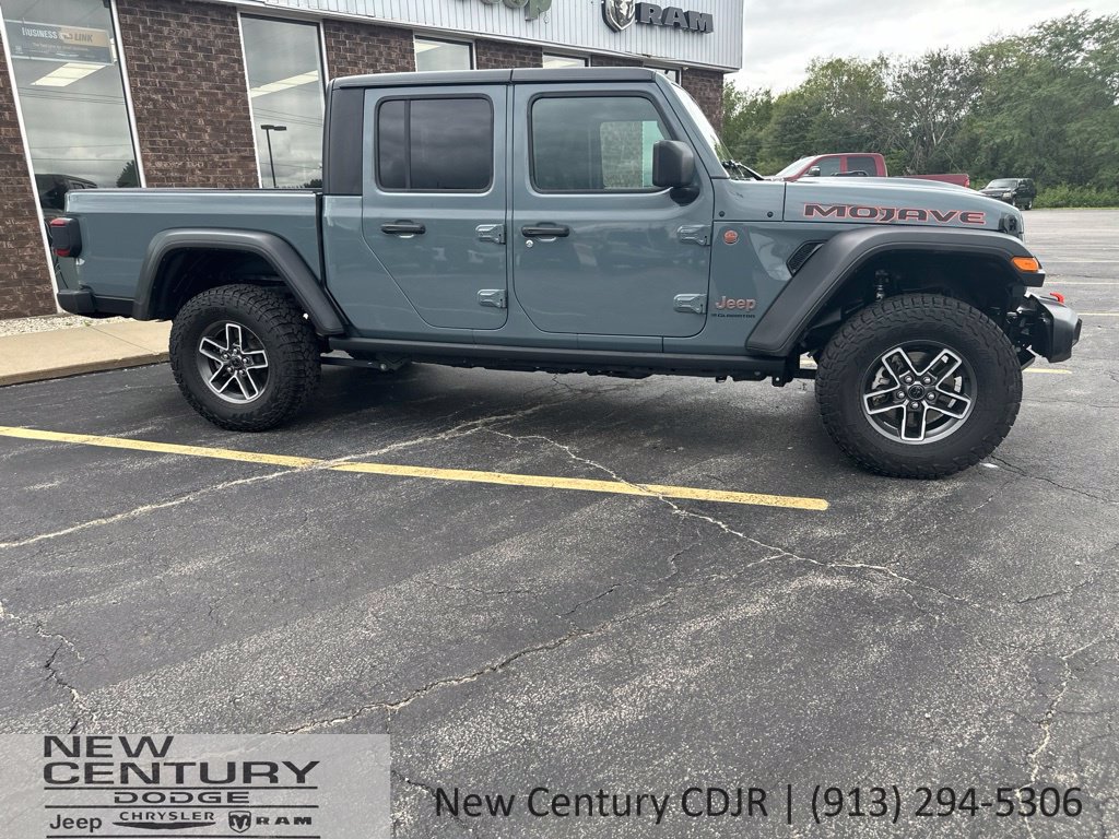 Used 2026 Jeep Gladiator Mojave AWD/4WD image 3