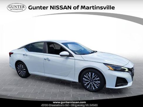 Certified 2023 Nissan Altima 2.5 SV FWD image 1