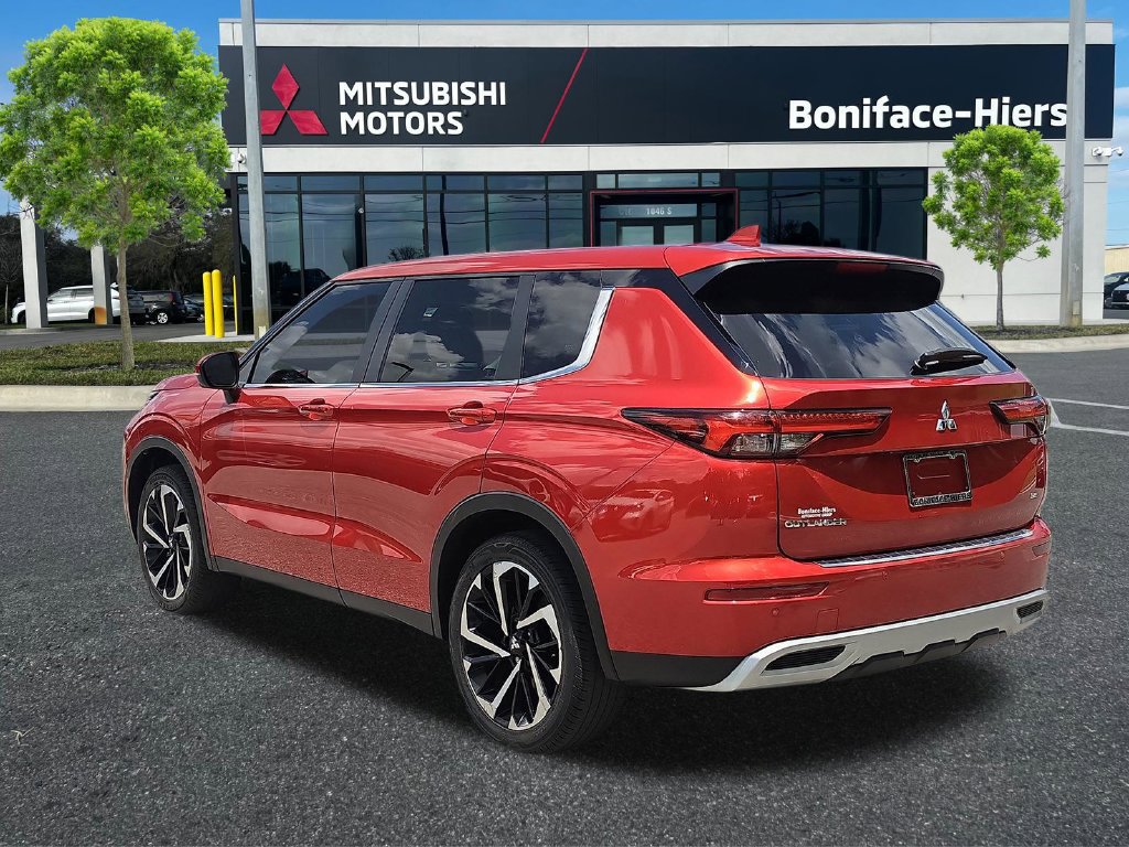 Used 2024 Mitsubishi Outlander SE Black Edition FWD image 3