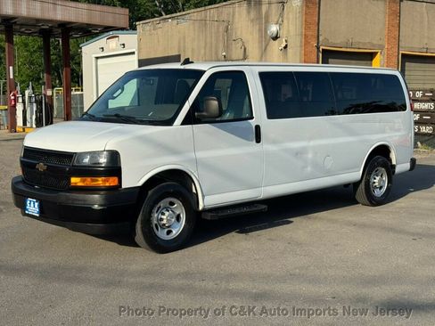 Used 2022 Chevrolet Express 3500 LS RWD image 2