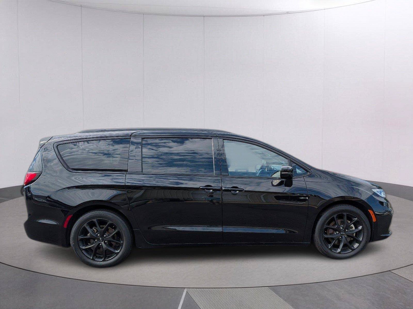 Used 2025 Chrysler Pacifica Limited FWD image 8