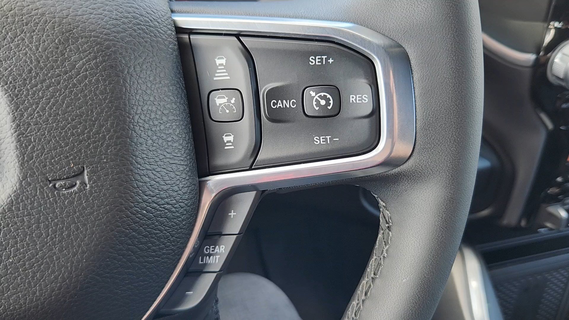 Used 2025 RAM 2500 Laramie AWD/4WD image 13