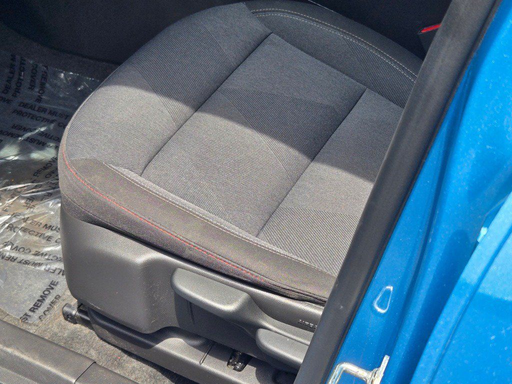 Used 2025 Chevrolet Trax RS FWD image 20