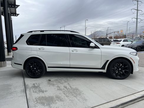Used 2022 BMW X7 xDrive40i w/ M Sport Package image 4