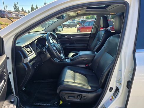 Used 2017 Toyota Highlander Limited AWD/4WD image 18