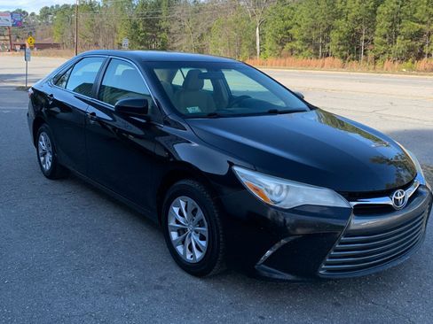 Used 2015 Toyota Camry LE image 3