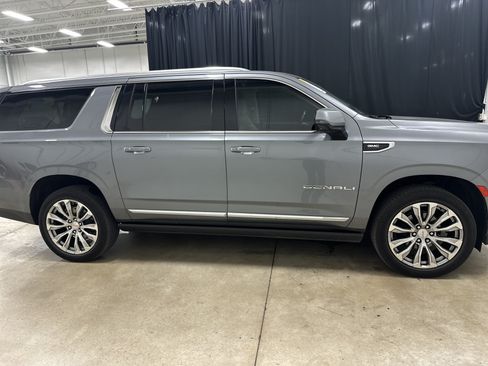 Used 2022 GMC Yukon XL Denali w/ Denali Premium Package AWD/4WD image 11
