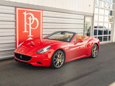Used 2010 Ferrari California RWD image 37