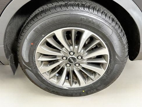 Used 2022 Lincoln Nautilus FWD w/ Premium Package image 11