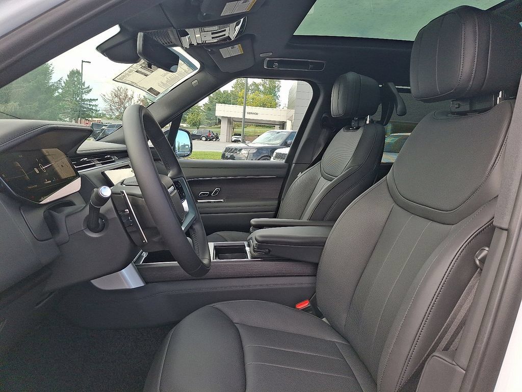 New 2026 Land Rover Range Rover Long Wheelbase SE AWD/4WD image 9