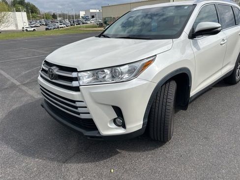 Used 2019 Toyota Highlander XLE image 3