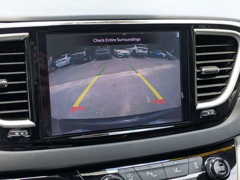 Used 2024 Chrysler Pacifica Touring-L FWD image 22