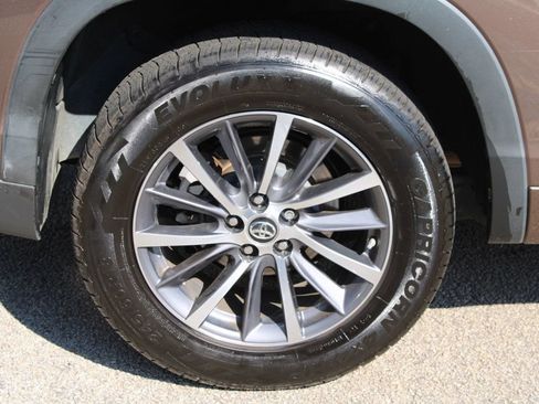 Used 2017 Toyota Highlander XLE FWD image 41