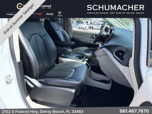 Used 2023 Chrysler Pacifica Touring-L FWD image 17