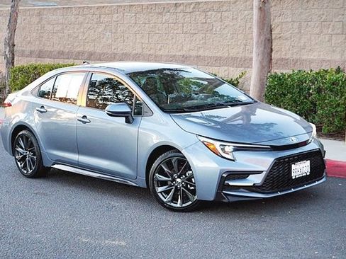 Used 2025 Toyota Corolla XSE image 3