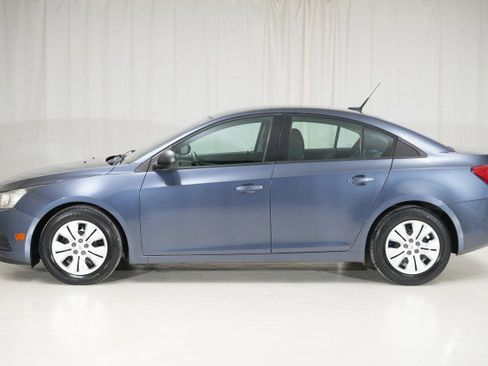 Used 2013 Chevrolet Cruze LS image 2