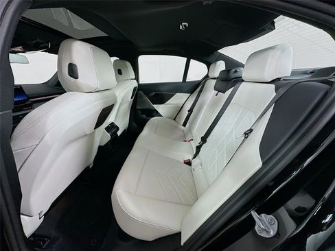 Used 2025 BMW 530i xDrive 530i xDrive w/ Premium Package image 26