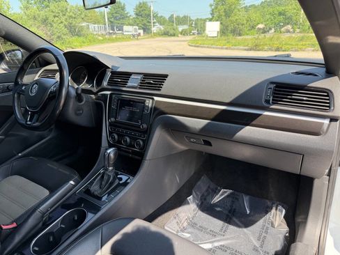 Used 2018 Volkswagen Passat 3.6 image 23