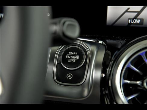 New 2025 Mercedes-Benz GLB 250 4MATIC image 16