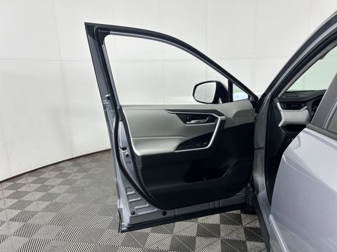 Used 2022 Toyota RAV4 XLE Premium image 20
