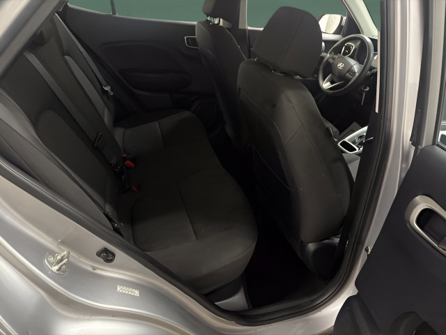 Used 2024 Hyundai Venue SE FWD image 12