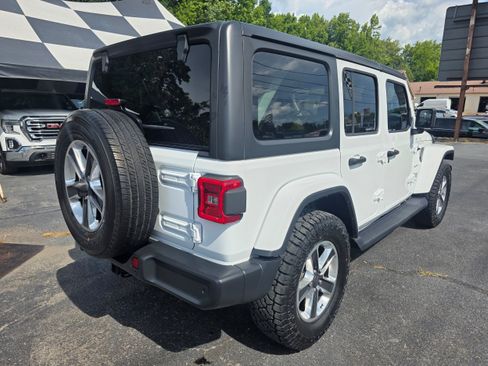 Used 2018 Jeep Wrangler Unlimited Sahara AWD/4WD image 5