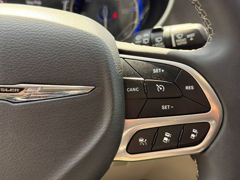 Used 2023 Chrysler Pacifica Touring-L FWD image 26