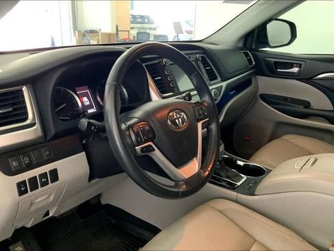 Used 2019 Toyota Highlander Limited FWD image 7
