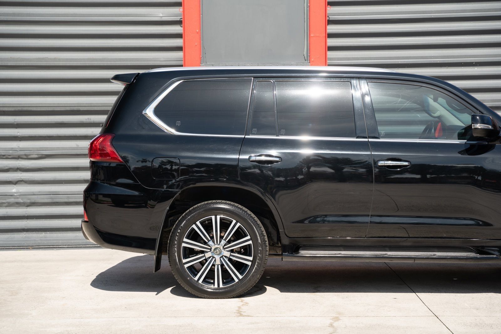 Used 2019 Lexus LX 570 4WD w/ Luxury Package image 3