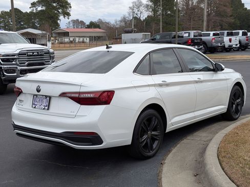 Used 2023 Volkswagen Jetta SE image 5