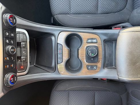 Used 2022 GMC Acadia SLE w/ Driver Convenience Package FWD image 16