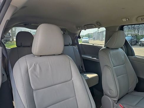 Used 2017 Toyota Sienna XLE Premium AWD/4WD image 38