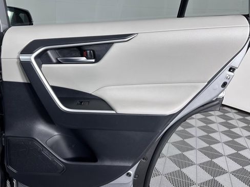 Used 2019 Toyota RAV4 XLE Premium image 29