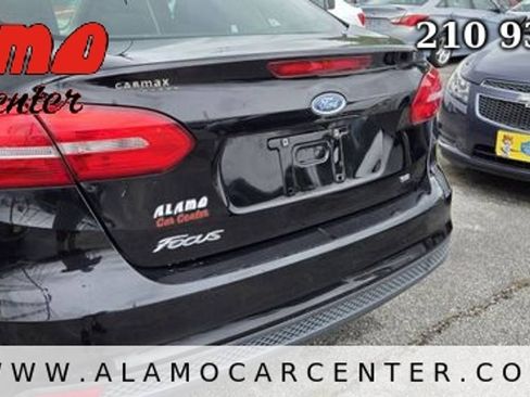 Used 2018 Ford Focus SE FWD image 11