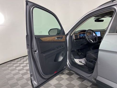 Used 2025 Volkswagen Atlas SE image 16