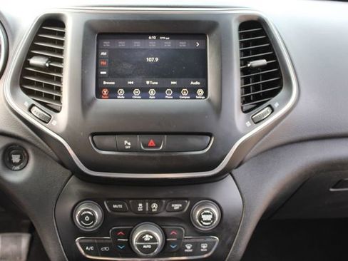 Used 2019 Jeep Cherokee Latitude Plus w/ Comfort/Convenience Group FWD image 22