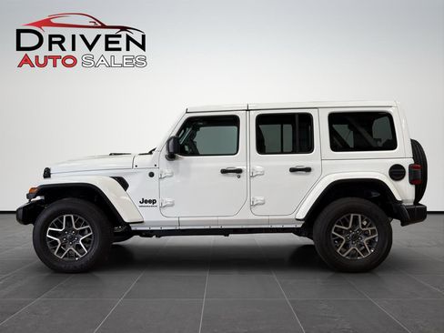 Used 2025 Jeep Wrangler Unlimited Sahara AWD/4WD image 1