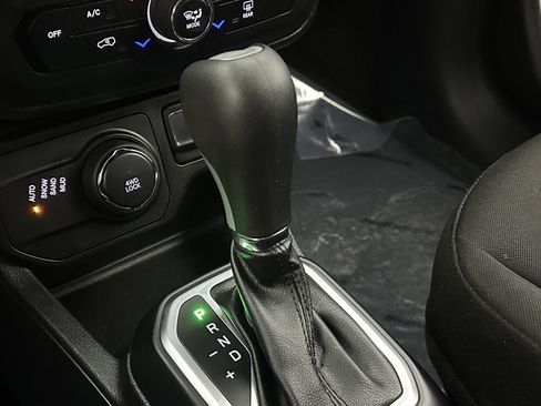 Used 2019 Jeep Renegade Latitude image 17