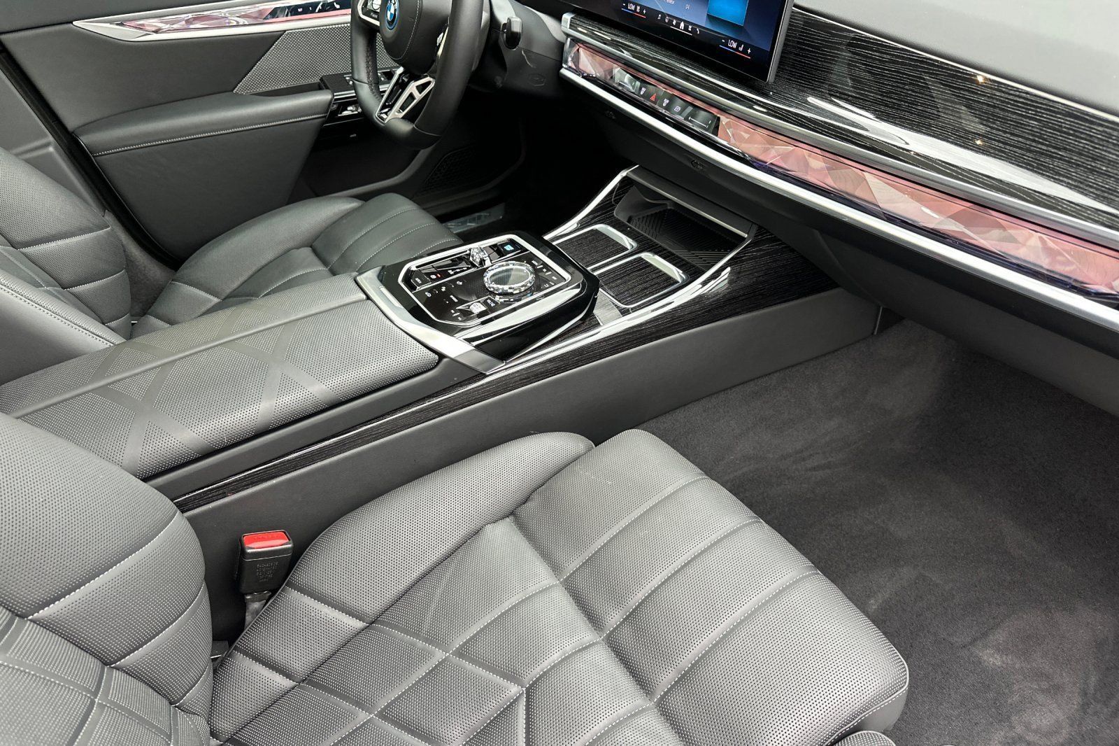 Used 2025 BMW i7 xDrive60 AWD/4WD image 14