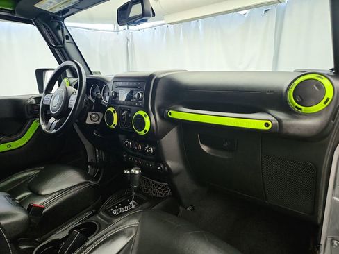 Used 2017 Jeep Wrangler Unlimited Sahara w/ Connectivity Group AWD/4WD image 21