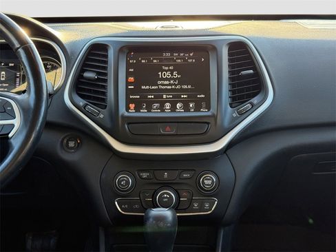 Used 2018 Jeep Cherokee Latitude Plus w/ Cold Weather Group image 17