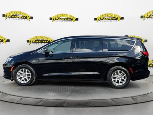 Used 2024 Chrysler Pacifica Touring-L FWD image 2