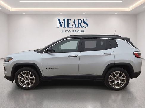 Used 2025 Jeep Compass Limited AWD/4WD image 2