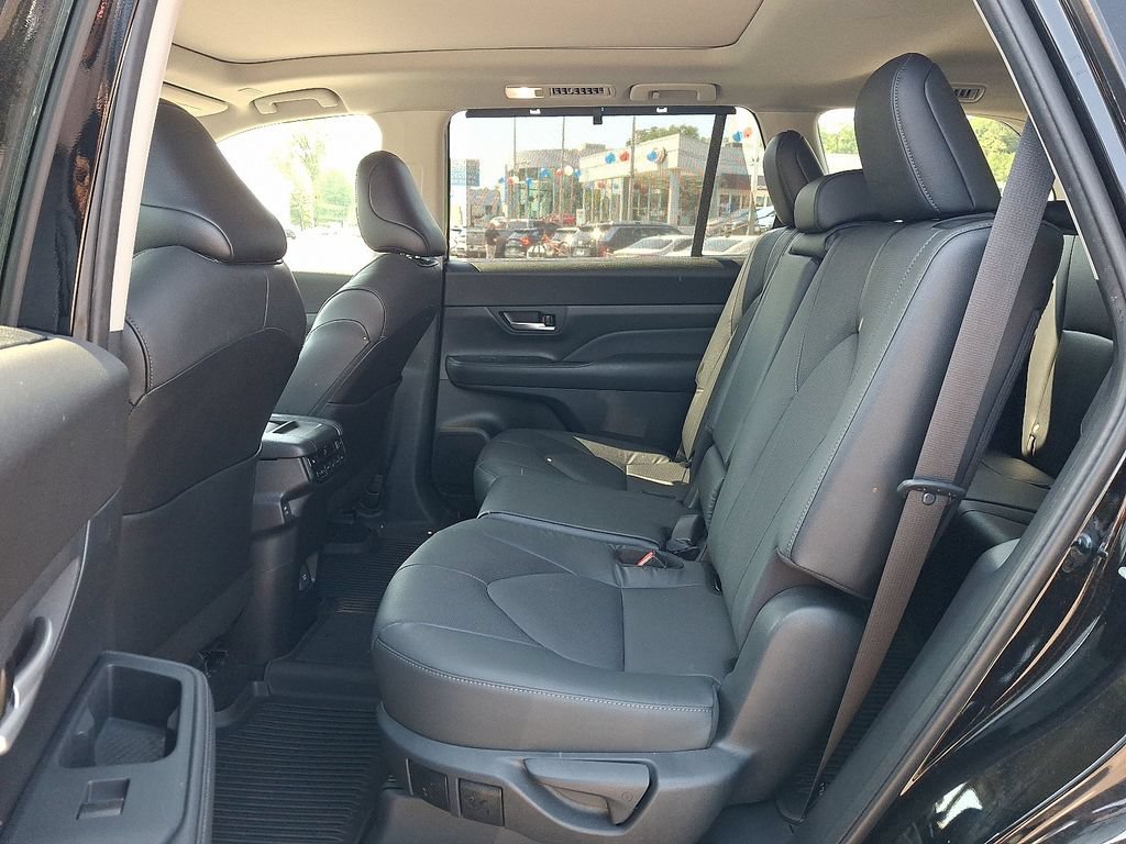 Used 2025 Toyota Grand Highlander AWD image 11