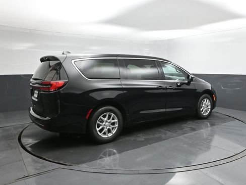 New 2026 Chrysler Pacifica Select image 11