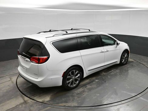 Used 2017 Chrysler Pacifica Limited w/ UConnect Theater Package image 28